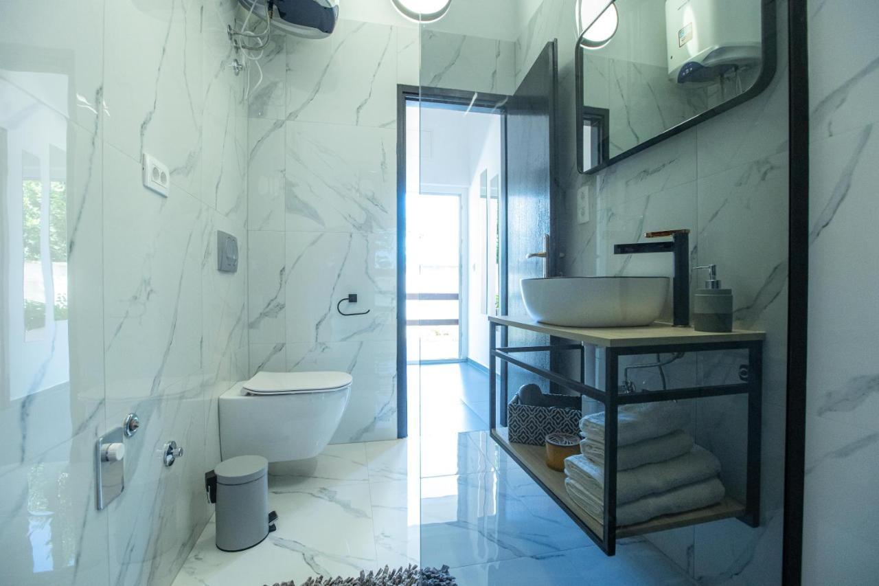Laurel Apartment *